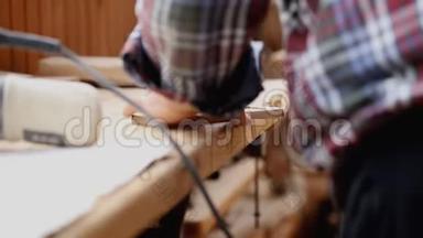 木工车间高级技工用砂纸打磨机打磨木部.. 成熟的抛光大师
